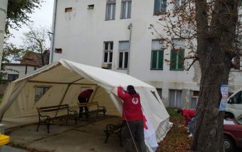 Шатори у функцији привремене чекаонице постављени испред ковид амбуланти