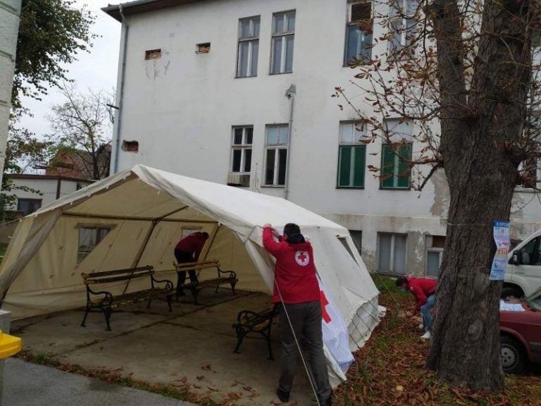 Шатори у функцији привремене чекаонице постављени испред ковид амбуланти