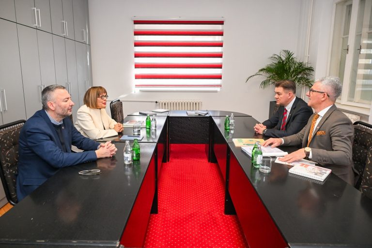 Председница Покрајинске владе Маја Гојковић посетила Црвени крст Војводине