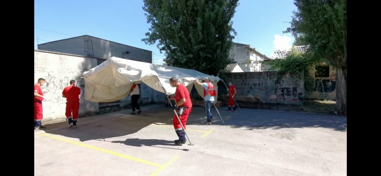 Шатор испред COVID-19 амбуланте